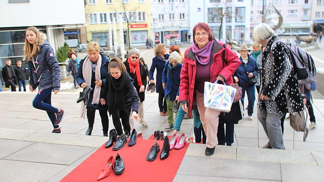 Ein Zeichen für die Gleichberechtigung von Frauen in der Politik: Mit einem "Smartmob" vor dem Häfler Rathaus forderten gestern ...