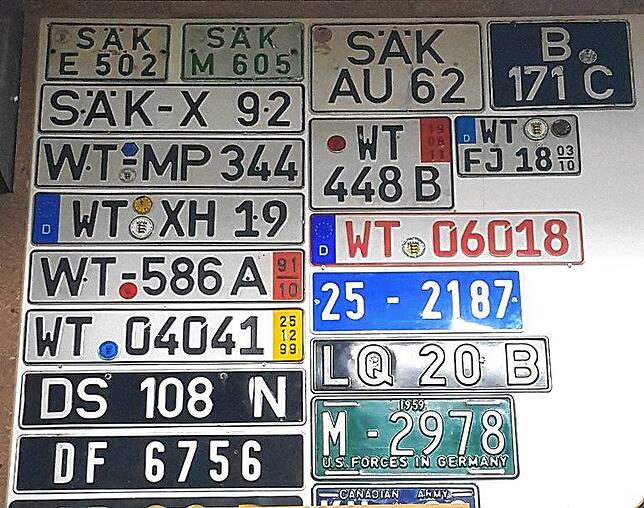Einblick in die Kennzeichensammlung von Pablo Serazio: Kennzeichen des Landkreises Waldshut (WT) und des Altkreises Säckingen (SÄK) ...