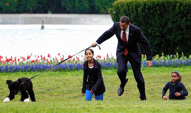Der ehemalige US-Präsident im April 2009 mit seinem Hund Bo, ein damals 6 Monate alter portugiesischer Wasserhund, daneben seine Töchter ...