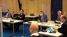 Für Peter Ziegler (links) und Christoph Hess (dritter von links), hier mit ihren Anwälten, ist das Strafverfahren nun vorbei. Dies ...