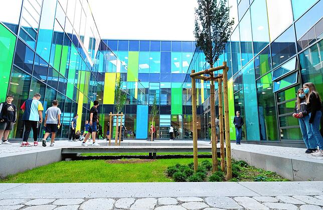 Viel Grün: Der Innenhof der neuen Realschule ist ein echter Hingucker.