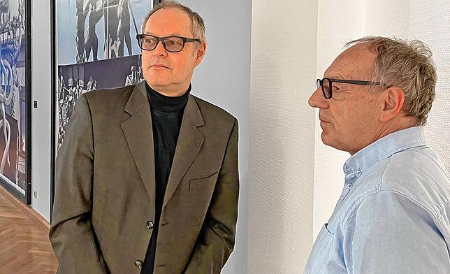 Würdigte die Arbeit des „technischen Ausstellungsleiters“ Armin Klotz (rechts): Kulturchef Michael Brunner.