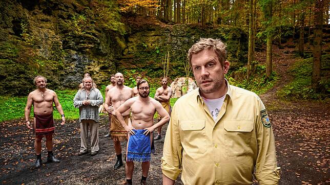 Franz Eberhofer (Sebastian Bezzel, vorn) hat es auch in &bdquo;Rehragout-Rendezvous&ldquo; nicht leicht.
