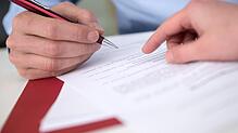 Unterschrift mit Folgen: Ein Aufhebungsvertrag kann eine Sperrzeit beim Arbeitslosengeld zur Folge haben.