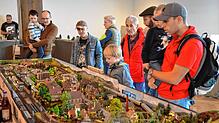 Die Modellbahntage der Markdorfer Modellbahnfreunde locken am Wochenende viele Besucher in die Stadthalle. Alt und Jung sind von den ...