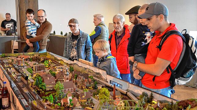 Die Modellbahntage der Markdorfer Modellbahnfreunde locken am Wochenende viele Besucher in die Stadthalle. Alt und Jung sind von den ...