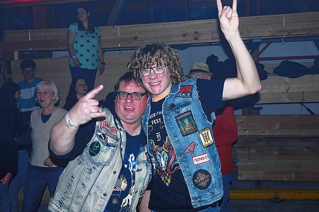 Bild 25: Back to the Future Dust & Bones bieten in der Halle von Holzbau Mäder ein Rockspektakel