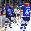 Wild-Wings-Profi Sebastian Uvira (links) freut sich gemeinsam mit Teamkollege Boaz Bassen über seinen Treffer zum 1:0 gegen RB München.