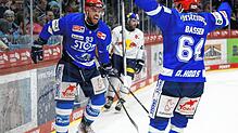 Wild-Wings-Profi Sebastian Uvira (links) freut sich gemeinsam mit Teamkollege Boaz Bassen über seinen Treffer zum 1:0 gegen RB München.