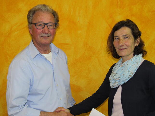 Georg Binder (links) bedankte sich im Namen des Bildungswerks bei Carmen Ziwes für ihren Vortrag über Gustav Kempf.