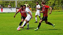 Der Königsfelder Adrian Goedhuis (links) versucht, dem Singener Albert Malaj den Ball abzunehmen. Goedhuis sorgten mit seinem späten ...