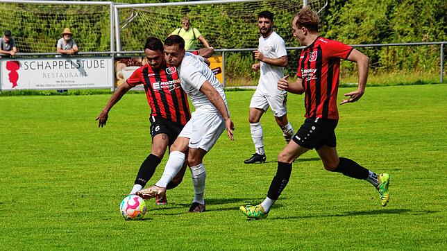Der Königsfelder Adrian Goedhuis (links) versucht, dem Singener Albert Malaj den Ball abzunehmen. Goedhuis sorgten mit seinem späten ...