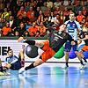 Jonas Schopper (am Ball) besiegte Ende November 2023 mit den Kadetten Schaffhausen die SG Flensburg-Handewitt auf europäischer Bühne.