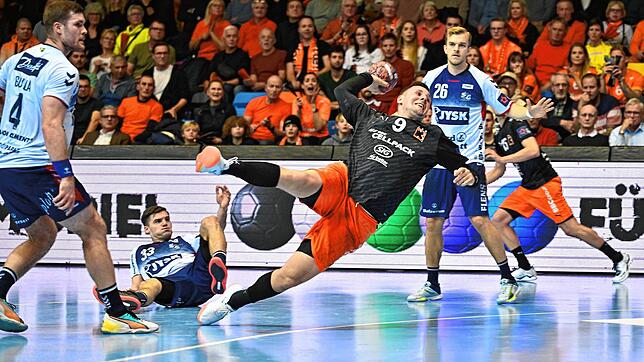 Jonas Schopper (am Ball) besiegte Ende November 2023 mit den Kadetten Schaffhausen die SG Flensburg-Handewitt auf europäischer Bühne.