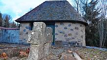 Ein Ort des Innehaltens ist die kleine Gräberanlage mit der zierlichen Kapelle in St.¦Blasien. Bild: Sebastian Barthmes