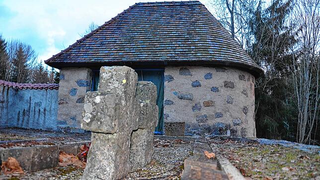 Ein Ort des Innehaltens ist die kleine Gräberanlage mit der zierlichen Kapelle in St.¦Blasien. Bild: Sebastian Barthmes