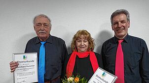 Urkunden übergibt der Vorsitzende Franz Häßle (r.) an das neue Ehrenmitglied Reinhard Rumler und an Waltraud Biehler für 40 Jahre Singen ...