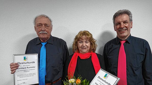 Urkunden übergibt der Vorsitzende Franz Häßle (r.) an das neue Ehrenmitglied Reinhard Rumler und an Waltraud Biehler für 40 Jahre Singen ...