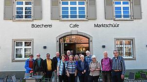 Mit Bürgermeister Thomas Schäuble (Vierter von links) treffen sich Lehrerpensionäre der Kaufmännischen Schulen Waldshut zur Führung im ...