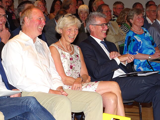Beim Schülervideo mussten auch Matthias und Gabriele Heidenreich zusammen mit Bürgermeister Frank Amann (von links) herzlich lachen.