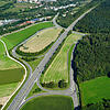 Der Autobahnanschluss Stockach-West: Deutlich zu sehen sind die drei Abzweige, die an die B&nbsp;313 (oben rechts) anschließen.