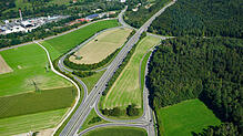 Der Autobahnanschluss Stockach-West: Deutlich zu sehen sind die drei Abzweige, die an die B&nbsp;313 (oben rechts) anschließen.