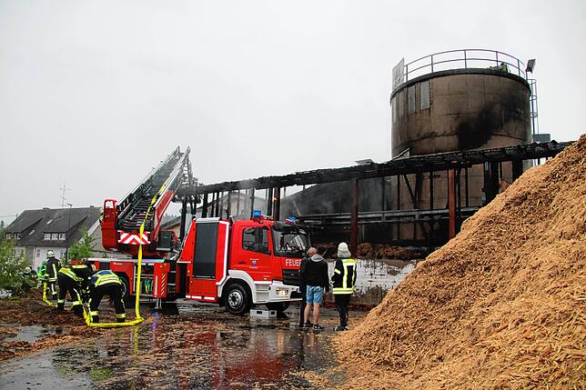 Bild 9: Brandnacht in Wolterdingen: Die Bilder vom Feuerwehreinsatz und dem Vormittag danach