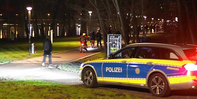 Beim sogenannten Spaziergang gingen die Teilnehmer auch durch den Herosé-Park. Auch hier war die Polizei vor Ort.