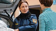 Maren (Inka Friedrich) hilft ihrer Tochter Amelie (Anouk Elias) beim Umzug.
