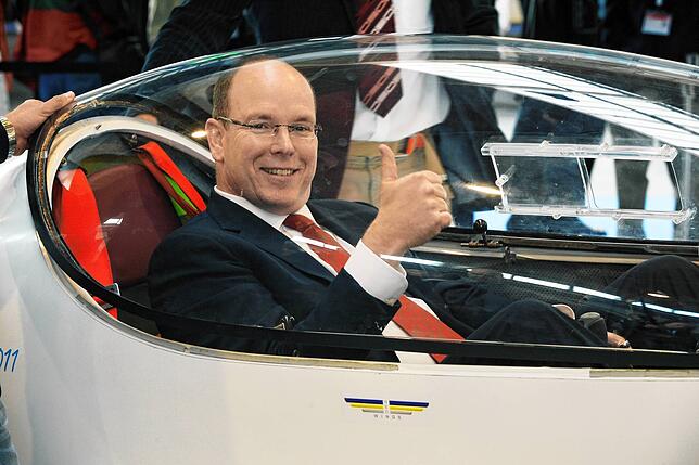Die AERO 2011 bringt Fürst Albert II. von Monaco bereits einige Wochen vor seiner Hochzeit unter die Haube: Bei einem Besuch auf Europas ...