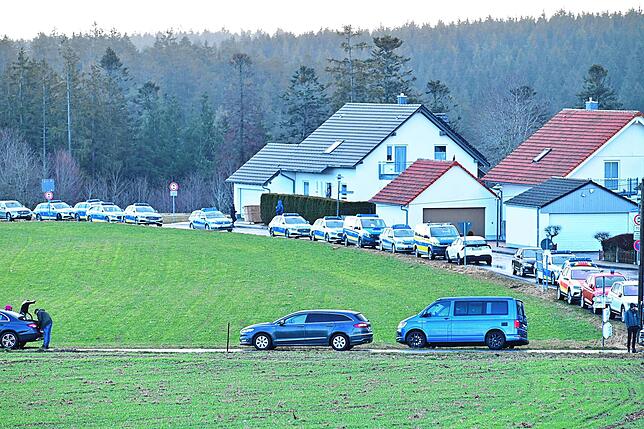 Polizeifahrzeuge soweit das Auge reicht sind am Panoramaweg aufgefahren.