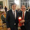 Die Flamme der Freundschaft brennt: Landrat Zeno Danner (links) hat in Singen mit Oberbürgermeister Bernd Häusler die Kerze zum ...