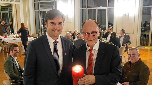 Die Flamme der Freundschaft brennt: Landrat Zeno Danner (links) hat in Singen mit Oberbürgermeister Bernd Häusler die Kerze zum ...