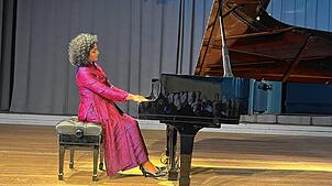 Pianistin Sheila Arnold überzeugt beim Konzert in Überlingen mit ihrer emotionalen Spiel- und Ausdrucksweise. Foto: Ella Müller