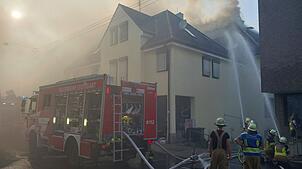 Rund 100 Einsatzkräfte sind zur Brandbekämpfung vor Ort.