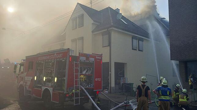 Rund 100 Einsatzkräfte sind zur Brandbekämpfung vor Ort.