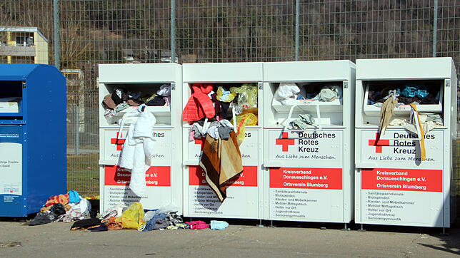 So sieht es derzeit an den Kleidercontainern am Blumberger Sportzentrum aus, die der DRK-Kreisverband Donaueschingen und der ...
