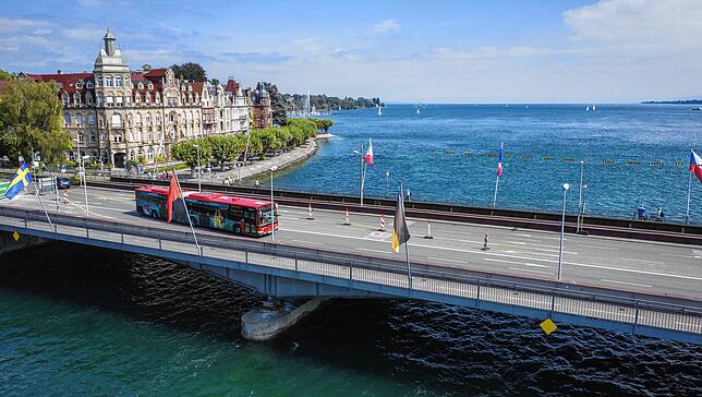Radaktivisten von Ciclo erinnern an den Beschluss, eine Autospur auf der Alten Rheinbrücke dem Radverkehr zuzuschlagen, und fordern ...