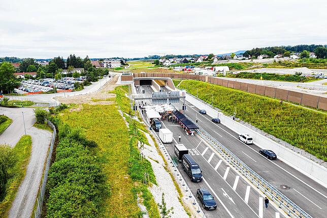 Blick auf die B 31-neu: Vor dem Waggershauser Tunnel findet der Festakt mit geladenen Gästen statt.