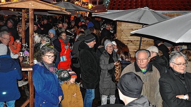 Schöne Stimmung war am Wochenende wieder beim traditionellen Markdorfer Weihnachtsmarkt mit Budenzauber und Livemusik im adventlich ...