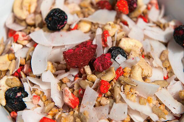 Ein individuell für Ihre Mutter zusammengestelltes Müsli wird ihr den Morgen versüßen.