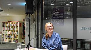 Kristine Bilkau liest in der Singener Stadtbücherei an der August-Ruf-Straße aus ihrem neuen Roman. Foto: Saskia Biehler