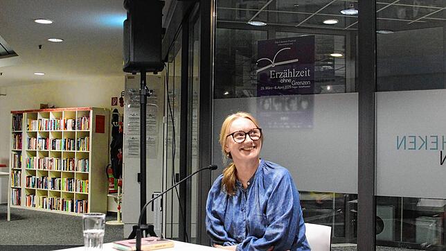 Kristine Bilkau liest in der Singener Stadtbücherei an der August-Ruf-Straße aus ihrem neuen Roman. Foto: Saskia Biehler