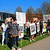 Demonstranten des Demokratiebündnisses am 4. April vor der Talwiesenhalle.