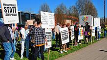 Demonstranten des Demokratiebündnisses am 4. April vor der Talwiesenhalle.