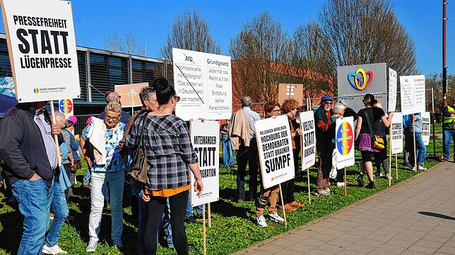 Demonstranten des Demokratiebündnisses am 4. April vor der Talwiesenhalle.