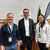 Der ehemalige Bundeslandwirtschaftsminister Cem Özdemir (Mitte) erkundigte sich bei Kurgeschäftsführer Markus Spettel (links) und ...