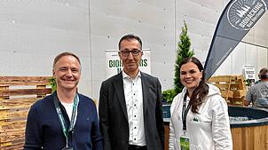 Der ehemalige Bundeslandwirtschaftsminister Cem Özdemir (Mitte) erkundigte sich bei Kurgeschäftsführer Markus Spettel (links) und ...