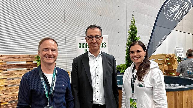 Der ehemalige Bundeslandwirtschaftsminister Cem Özdemir (Mitte) erkundigte sich bei Kurgeschäftsführer Markus Spettel (links) und ...