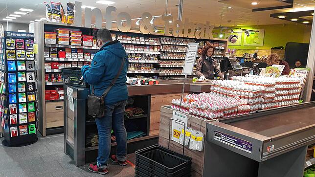 Der Kassenbereich im Schmidt‘s Markt in Wehr: Es sollen sich keine Schlangen bilden, darum muss ein Kunde an einer Markierung ...
